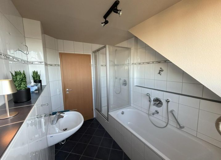 Jasny 3-pokojowy apartament dwupoziomowy (79 m²) z balkonem od południa, 2 łazienkami, wbudowaną kuchnią i miejscem w garażu podziemnym w Nufringen – Bad unten