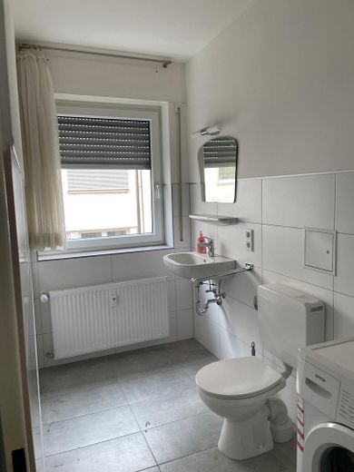 Waschbecken und WM im Bad