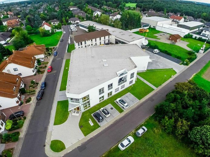 Immobile commerciale polivalente con showroom, capannone e unità abitativa a Heusenstamm – Luftaufnahme Gesamtobjekt