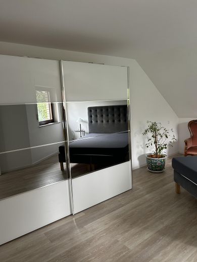 Möblierte Einliegerwohnung mit Gartennutzung und separatem Eingang sehr gute Ausstattung – Schlafzimmer Ansicht 2