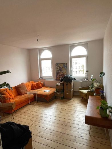 Renovierte 2-Zimmer-Altbauwohnung im Dachgeschoss – nahe Leibniz Universität & Welfengarten – Wohnzimmer