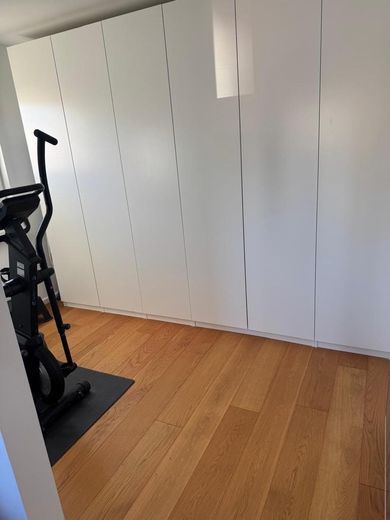 !SAHİBİNDEN SATILIK! Çift garajlı ve ısıtmalı havuzlu, son derece bakımlı 6 odalı şehir villası – Ankleide von Elternzimmer 1.OG