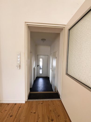 Modernes, frisch saniertes Loft in Elze mit hohen Decken und großzügigem Wohnraum – Flur (hier Tür noch alt)