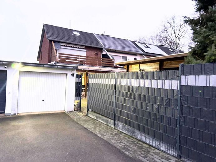 Hochwertiges Einfamilienhaus in bester Wohnlage mit viel Komfort – Garagensicht