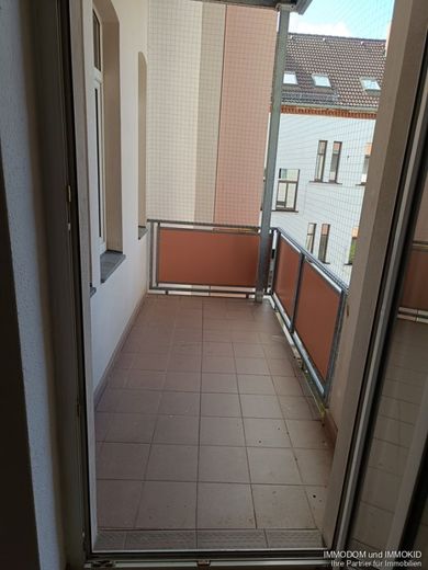 Schön geschnittene 3-Zimmer-Wohnung mit EINBAUKÜCHE, Personenaufzug, BALKON und Gäste-WC zu vermieten! – Balkon