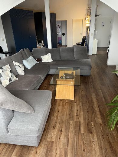 شقة فسيحة من 4 غرف بارتفاع سقف يزيد على 3 م، وشرفتين وموقفي سيارات – Wohnzimmer