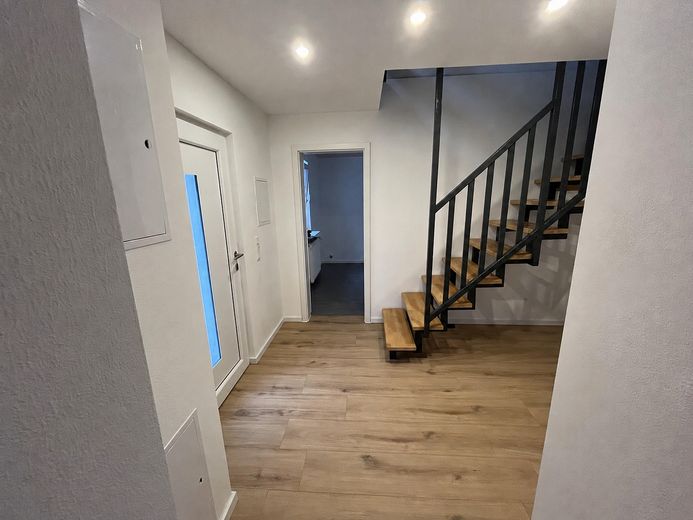 Komplett renoviertes Reihenendhaus mit großem Dachstudio und separatem Garten in Harthausen – Eingagsbereich