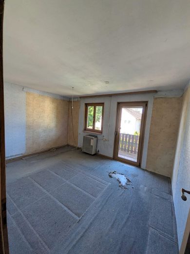 Maison mitoyenne intermédiaire à rénover dans un quartier calme – Sans commission ! – Schlafzimmer mit Balkon