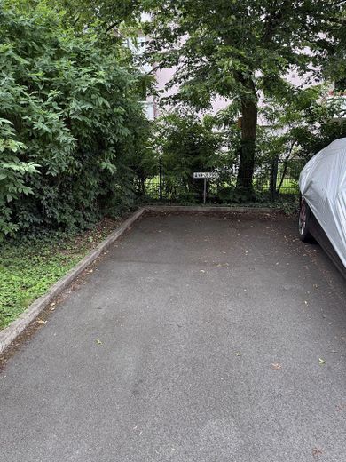 Prachtige 3-kamerwoning met groot balkon & parkeerplaats voor de deur in Sachsenhausen-Nord – Stellplatz