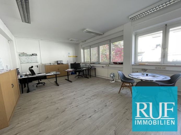 Kreativer Arbeitsplatz Büro/Produktion/Lager/Werkstatt mit Laderampe und Lastenaufzug. – Foto 1