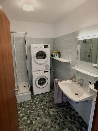2,5 Zi-Wohnung Hochparterre mit Nord und Süd Balkon in ruhiger Lage, Tiefgarage, geringe Nebenkosten – Bad WM / TR