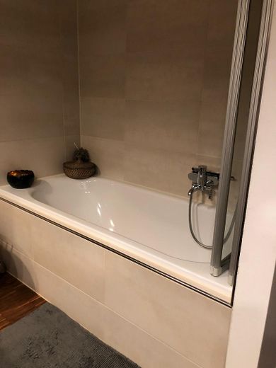 Schöne 2 Zimmer-Gartenwohnung in Ruhiger Lage – Bad