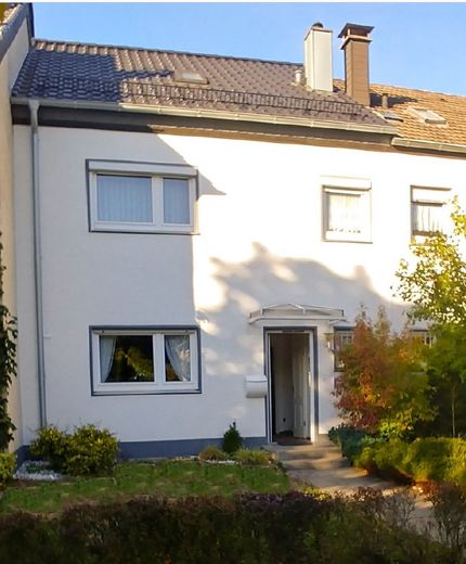 Zentral gelegendes grosses Reihenhaus- Strassenbahnanschluss nach Köln City/ Königsforst-Nähe – Haus_Frontansicht
