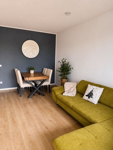 Hochwertig modernisierte 3-Zimmer-Wohnung mit Westbalkon und Weitblick - maklerfrei – Wohnzimmer