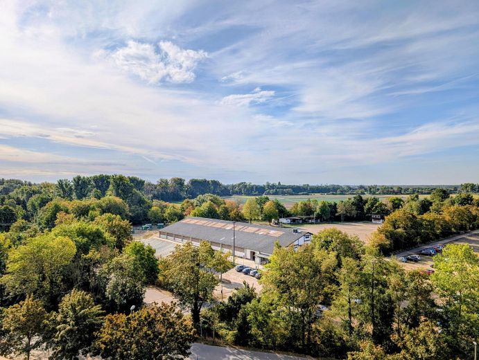 Hemen taşının: Yeşilliğe uzanan rüya gibi geniş manzaralı yenilenmiş 2,5 odalı daire – Ausblick Balkon