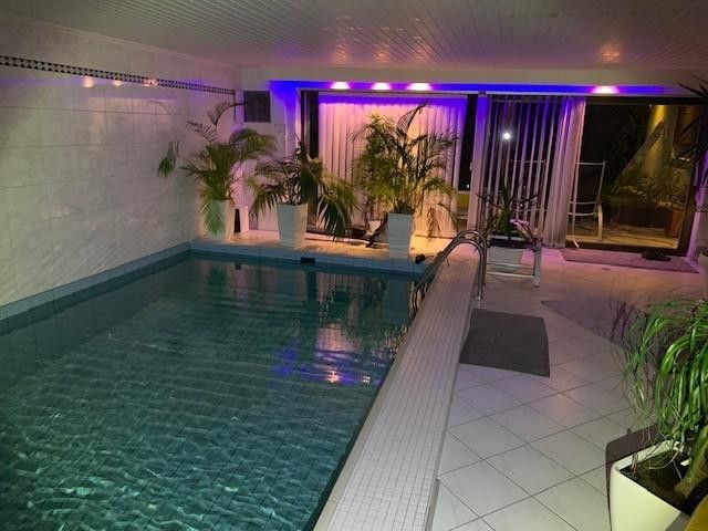 Exklusiver Walmdachbungalow vor den Toren Hamburgs, Bönningstedt, provisionsfrei – Indoor Pool offen