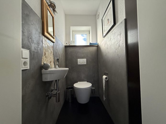 Modernes Einfamilienhaus mit freiem See- und Bergblick Nähe  Prien – Gäste WC