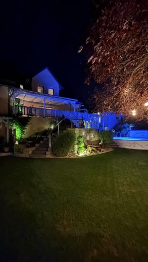 Orman kıyısında sakin bir konumda sıra dışı bir ev. Havuzlu, jakuzili ve uzak manzaralı eşsiz bir mülk. – Abendimpressionen im Garten