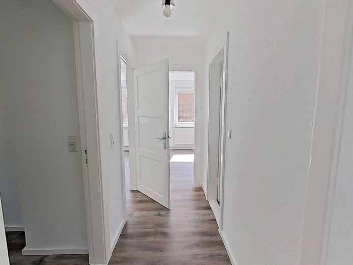 Moderne 2-Zimmer-Wohnung mit Wannenbad in ruhiger Wohnlage – Flur