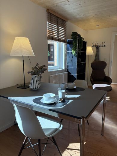 Komfort-Loft in Toplage mitten im Zentrum von Erlangen – Tisch und Leseecke