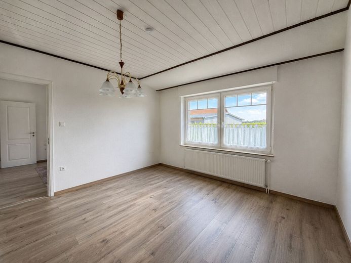 Großzügiges Zweifamilienhaus mit Einliegerwohnung und neuer Heizung – Einliegerwohnung