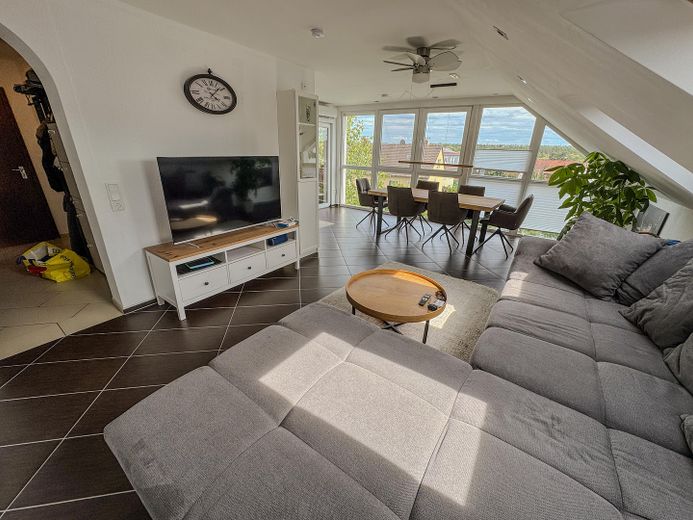 Traumhafte 4-Zimmer-Dachgeschosswohnung mit Panoramablick, Klimaanlage & Carport – Wohnzimmer mit Fensterfront