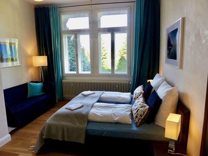 Sanierte bezugsfertige Villa mit Weitblick für Eigennutzung und/oder Kapitalanlage – Zimmer mit Duschbad im EG