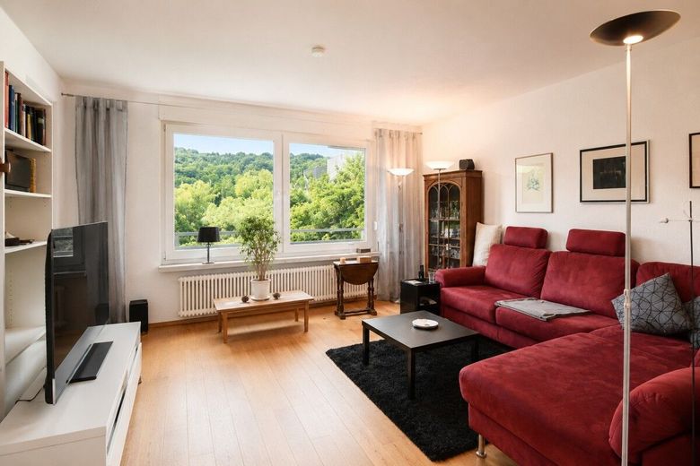 Fast wie im Penthouse - 3 Zi Wohnung + Stellplatz TG u. Wallbox. – Lichterfüllt und groß - Wohnbereich
