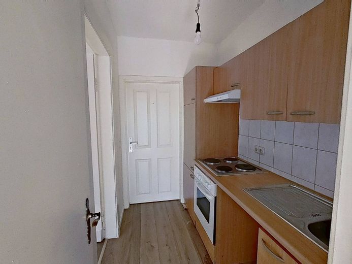 Aynı anda merkezi ve sakin: Neumünster'de aydınlık, kullanışlı 2 odalı çatı katı dairesi – Ansicht II: Küche