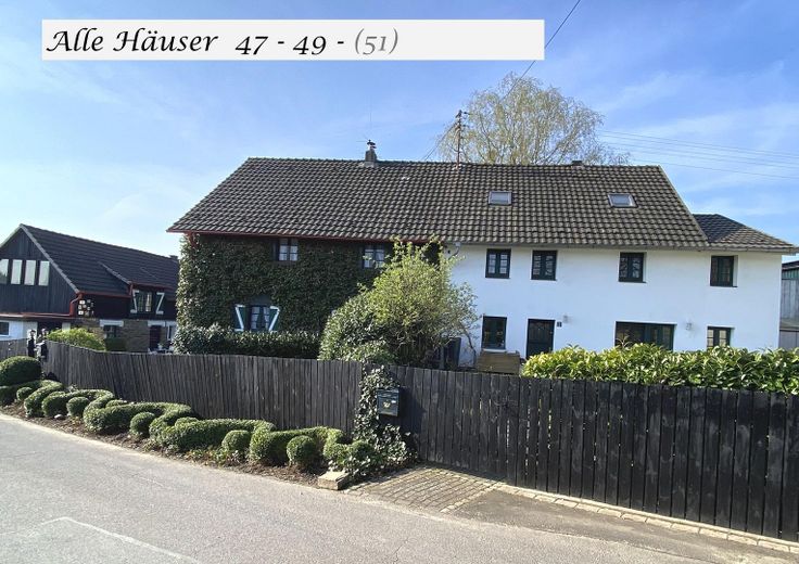 Historischer Bauernhof mit 3 Wohneinheiten & Stall – Leben, Arbeiten, Vermieten nahe Köln & Bonn – Alle Häuser - Straßenseite