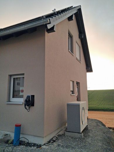 Schönes Einfamilienhaus mit Einlieferwohung – Hauseingang