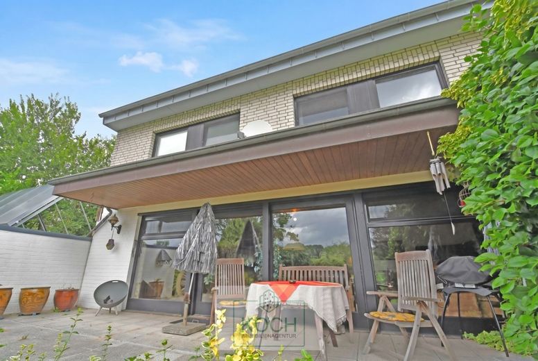 Individuelles Architektenhaus mit schönem Grundstück in ruhiger Lage – Terrasse'