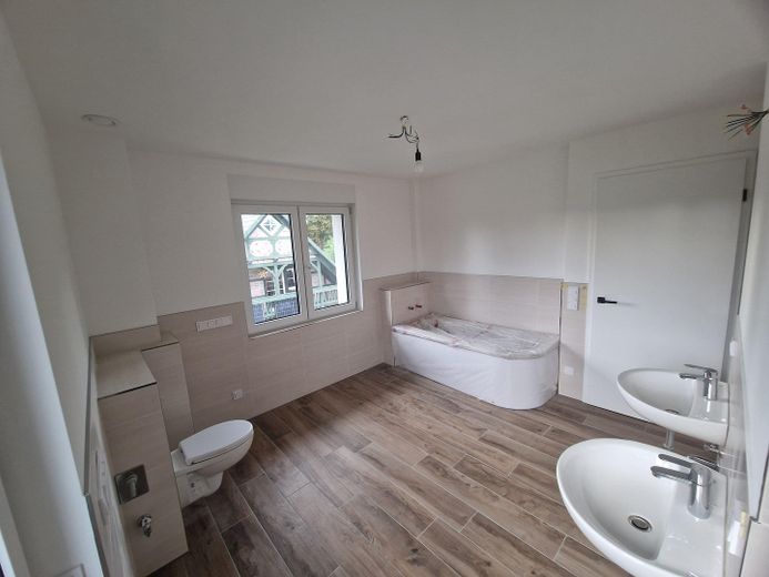 Erstbezug in Zepernick – Provisionsfreie KfW-40-EE Stadtvilla auf über 1.000 m² Grundstück – OG Hauptbad Wanne WC Nordblick