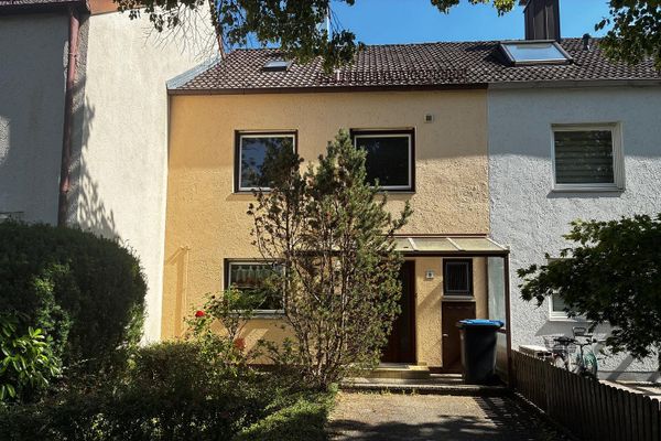 Instapklare rijwoning met lichtovergoten glazen terras
