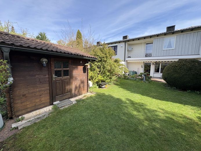 Krailling: Großzügiges Reihenmittelhaus + Garage (optional) – Rückansicht mit Gartenhütte