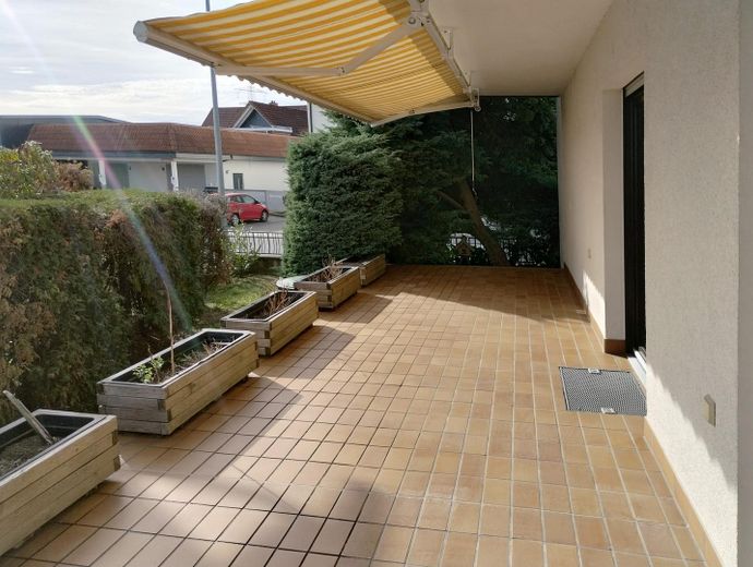 Appartamento ristrutturato con 3 locali (piano terra), cucina e terrazza esposta a sud, in posizione tranquilla a Kleinostheim – Terrasse