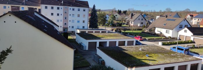 Schöne 2,5-Zimmer Wohnung im 3. OG mit Einbauküche, Balkon und Garage – Blick vom Balkon