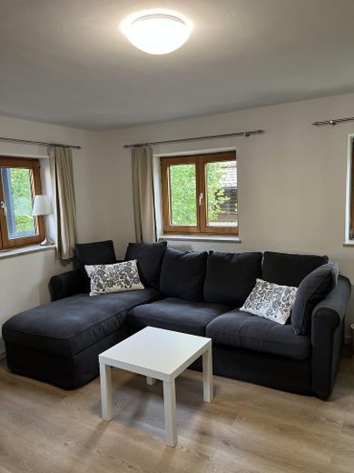 Gemütliche möblierte Wohnung mit Blick ins Grüne – Wohnzimmer Sofa