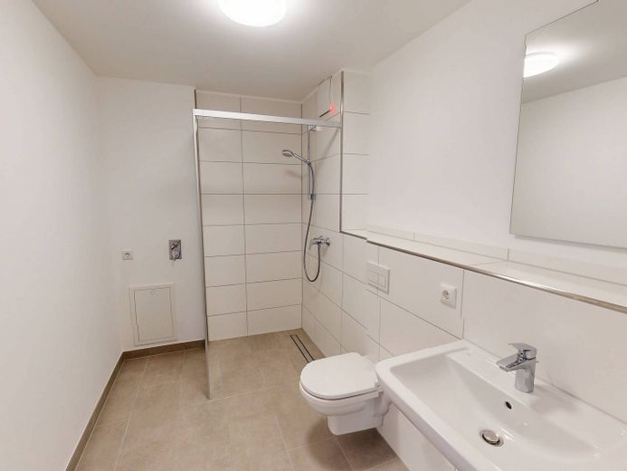 Helle 2-Zi.-Neubauwohnung mit EBK, BALKON, Fußbodenheizung uvm. – Bad