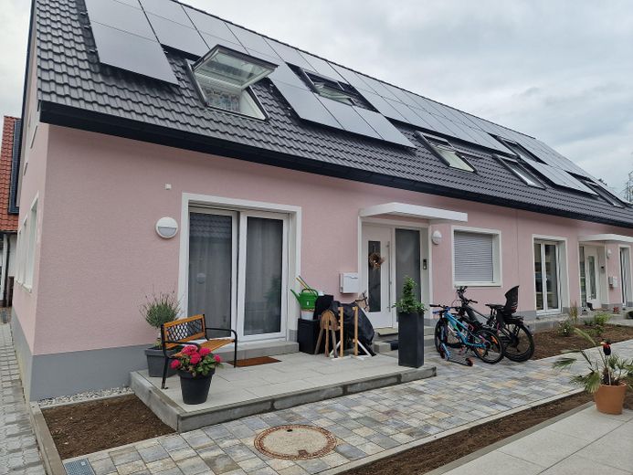 Neubau Haus (Doppelhaushälfte) in Karlsruhe Neureut zu vermieten – Hausansicht