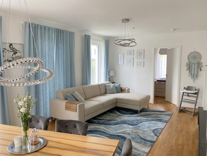 Appartement moderne et haut de gamme de 4 pièces avec jardin - sans commission – Wohnzimmer
