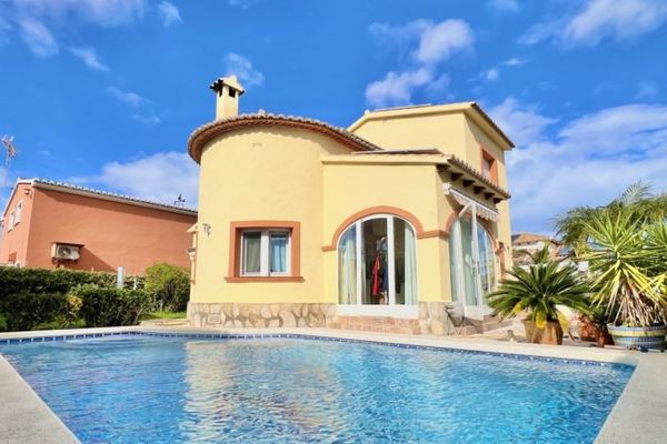 Tolle Villa mit guter Ausstattung und 3 Schlafzimmern, Pool, Garage, uvm.