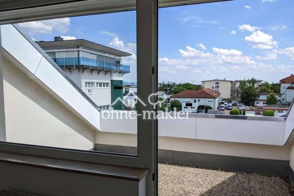 Helle Dachgeschosswohnung mit Dachterrasse und Tiefgaragenstellplatz