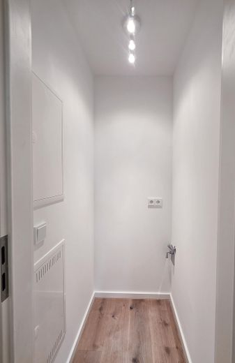 TOP RENOVIERTE UND KOMPLETT EINGERICHTETE 2,5-ZIMMER WOHNUNG IN SCHWABING WEST - PROVISIONSFREI – Abstell & Waschmaschinenraum