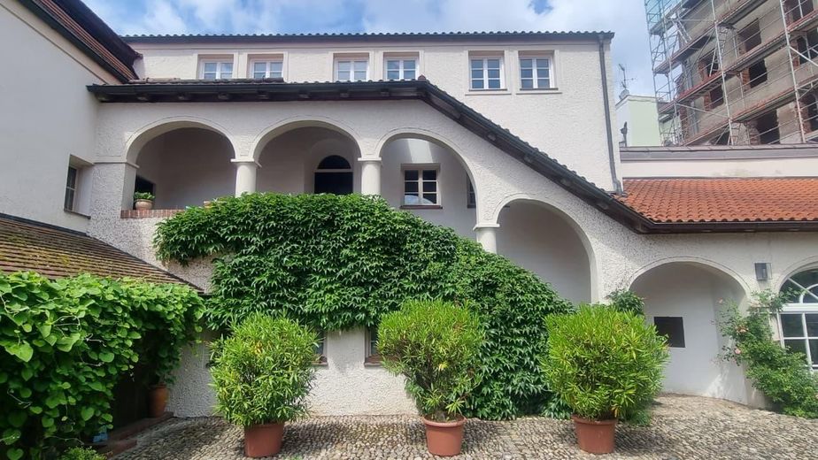 Sehr schöne, ruhige Wohnung in Top-Lage – Treppenaufgang Innenhof