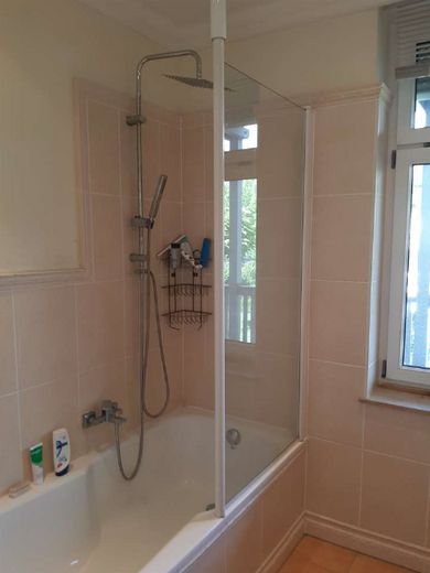 Bad mit Duschwanne