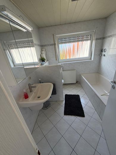 Zadbana 4,5-pokojowa maisonette z balkonem i kuchnią zabudowaną w Brühl, bez prowizji – Bad