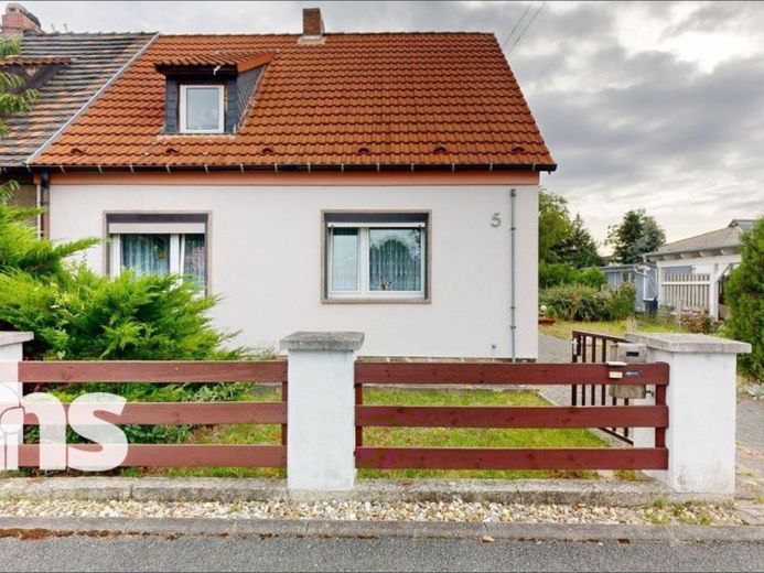 SENZA COMMISSIONI: Casa bifamiliare a Merseburg con giardino, cantina e potenziale di ammodernamento – Foto 1