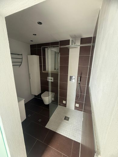 Schöne 3 Raum Maisonette in Gohlis – Bad unten am Schlafzimmer