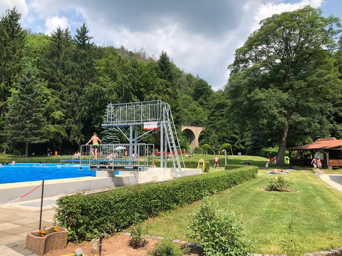 Idyllische Villa/Mehrfamilienhaus in grünem Erholungsort (Harz) - mit Ausbau-/Investmentpotential – Waldbad Harztor/Ilfeld